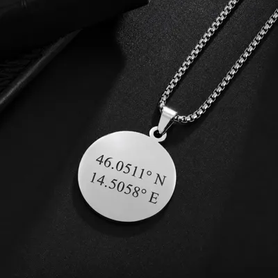 Personalizirana moška ogrlica z okroglim obeskom in gravuro po želji
